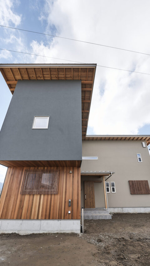 心地よく暮らす、つかず離れずの和モダン二世帯住宅