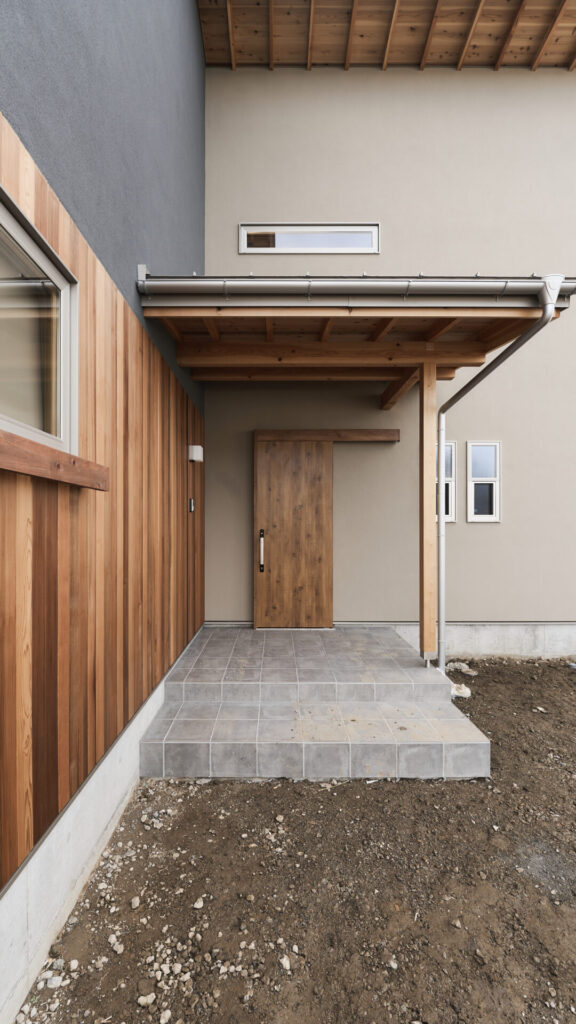 心地よく暮らす、つかず離れずの和モダン二世帯住宅