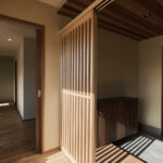 心地よく暮らす、つかず離れずの和モダン二世帯住宅