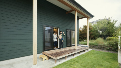 グリーンの外観が目を引く、のびやかな平屋暮らし