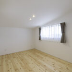 大胆な土間ダイニングとカフェ風キッチンのある注文住宅