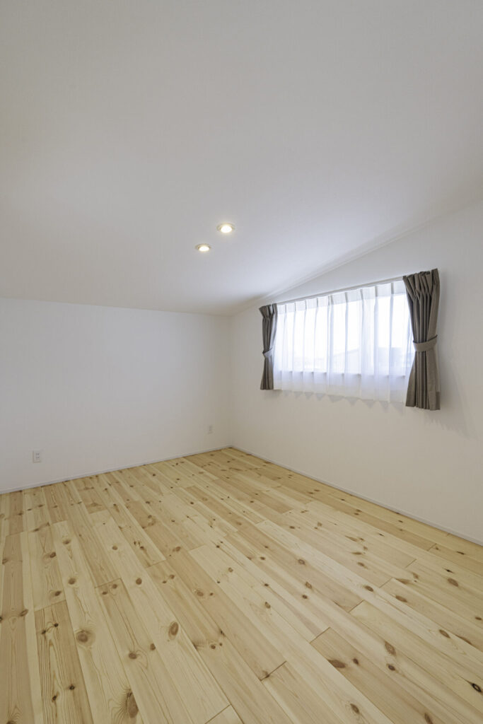 大胆な土間ダイニングとカフェ風キッチンのある注文住宅