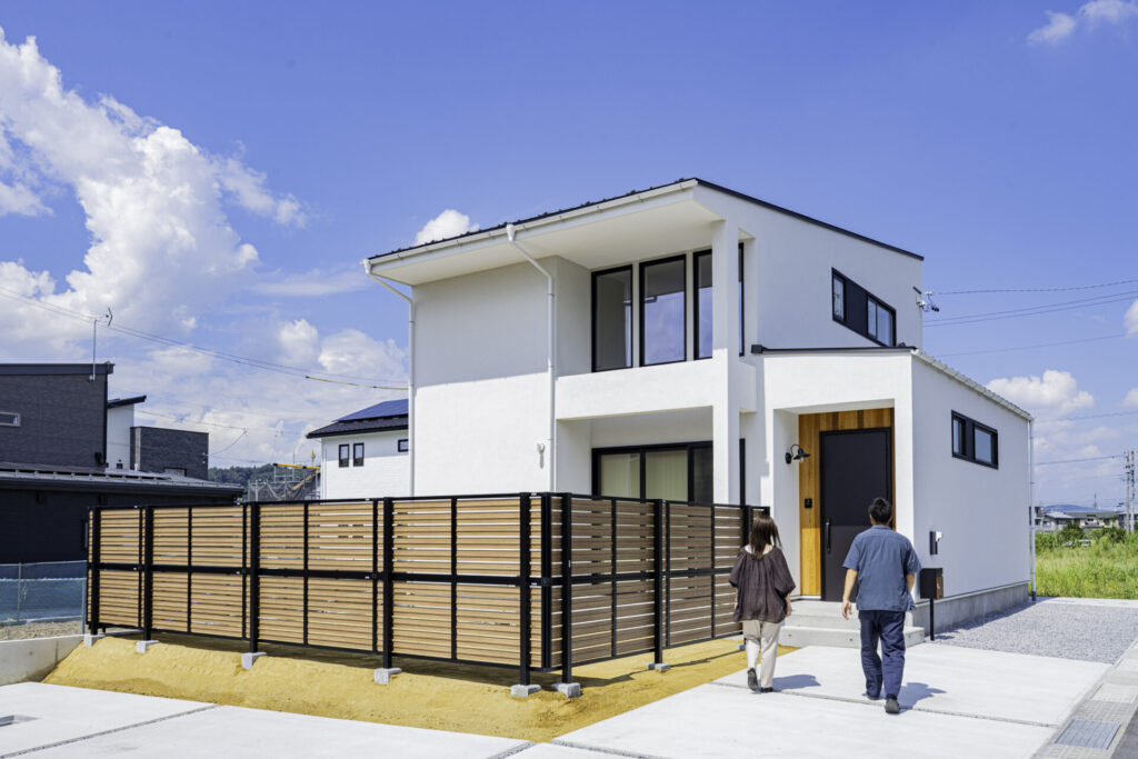 大胆な土間ダイニングとカフェ風キッチンのある注文住宅