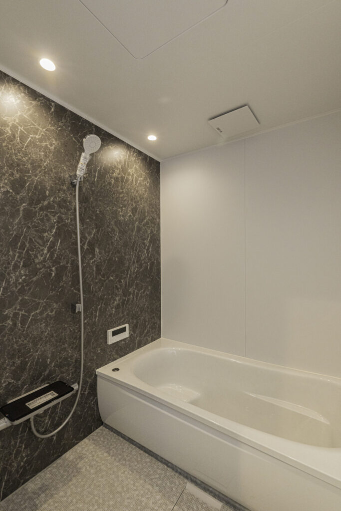 大胆な土間ダイニングとカフェ風キッチンのある注文住宅