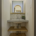 大胆な土間ダイニングとカフェ風キッチンのある注文住宅