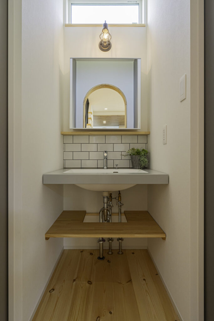 大胆な土間ダイニングとカフェ風キッチンのある注文住宅