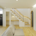 大胆な土間ダイニングとカフェ風キッチンのある注文住宅