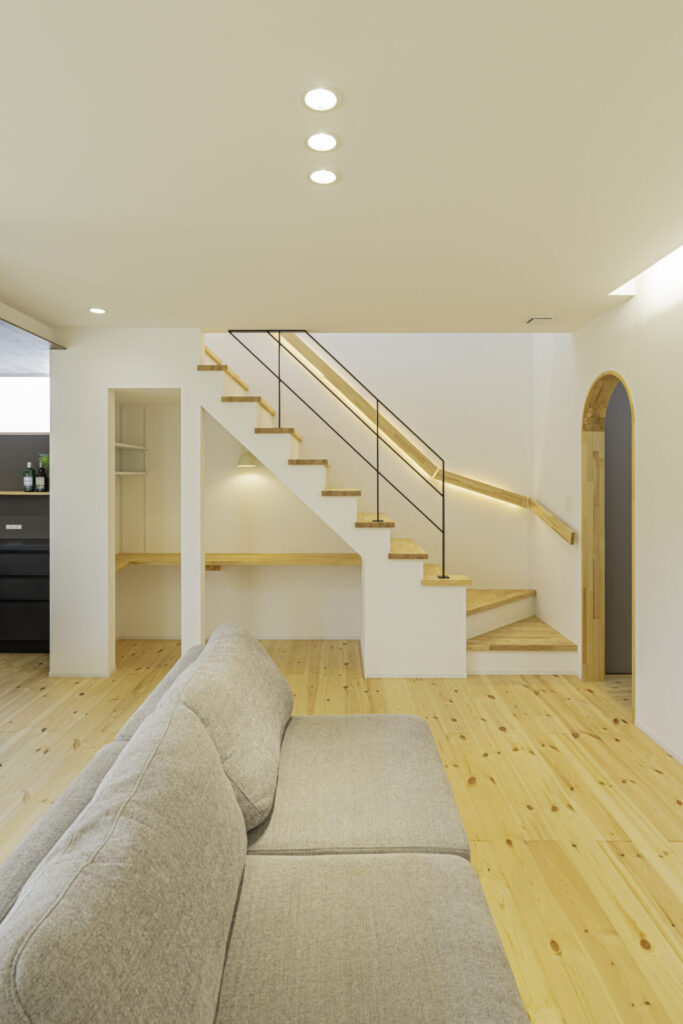 大胆な土間ダイニングとカフェ風キッチンのある注文住宅