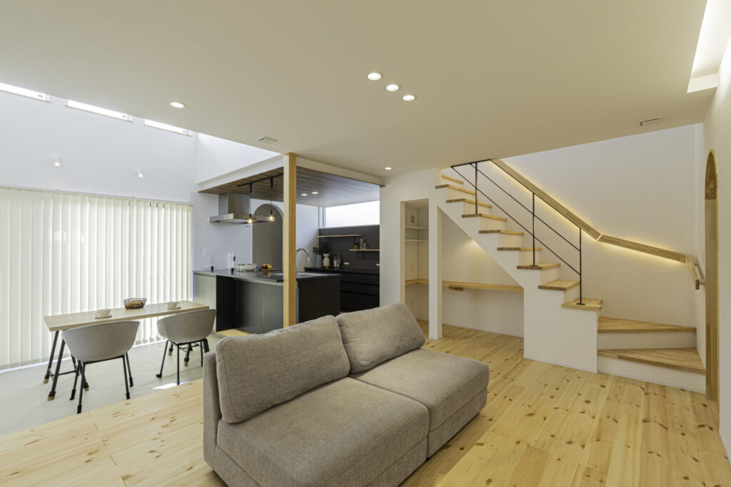 大胆な土間ダイニングとカフェ風キッチンのある注文住宅