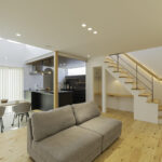 大胆な土間ダイニングとカフェ風キッチンのある注文住宅