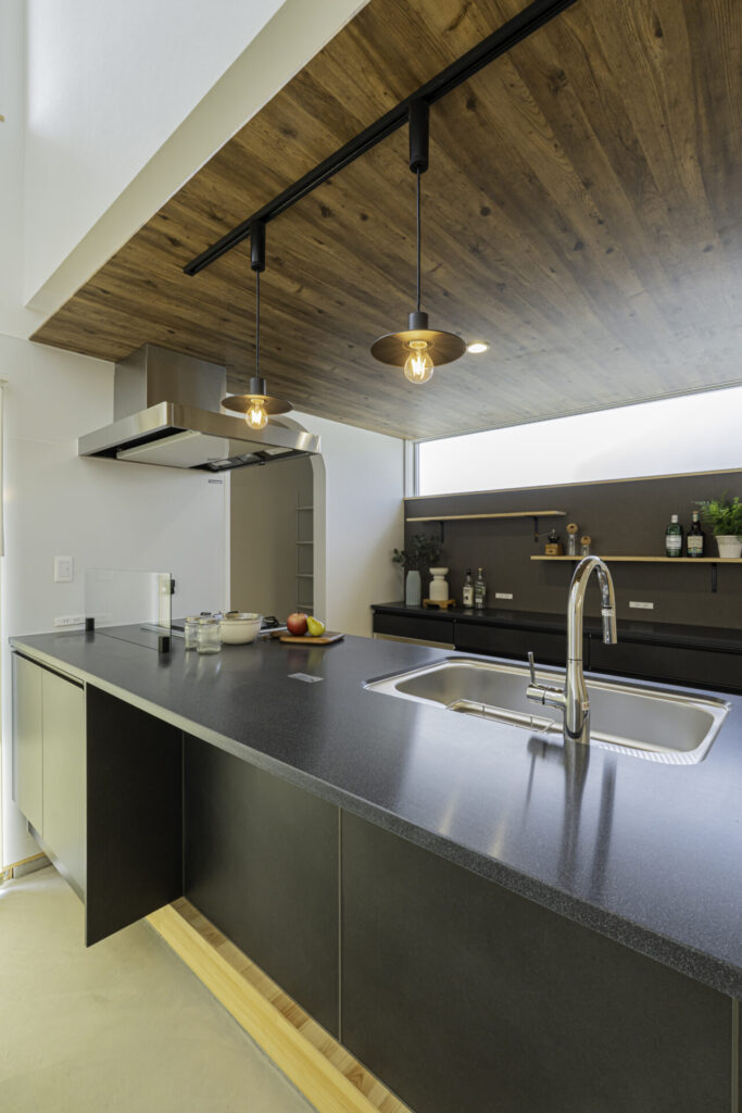 大胆な土間ダイニングとカフェ風キッチンのある注文住宅