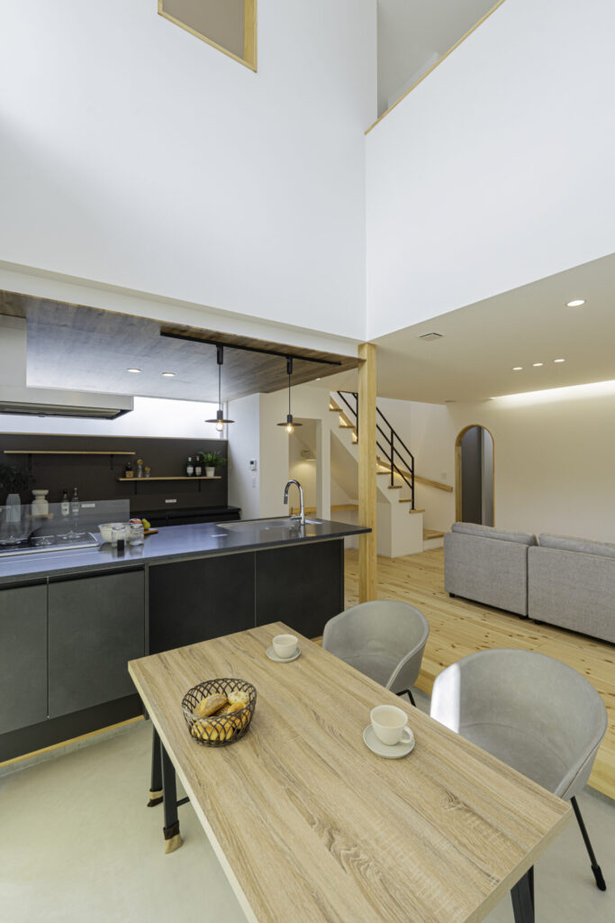 大胆な土間ダイニングとカフェ風キッチンのある注文住宅