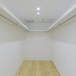 大胆な土間ダイニングとカフェ風キッチンのある注文住宅