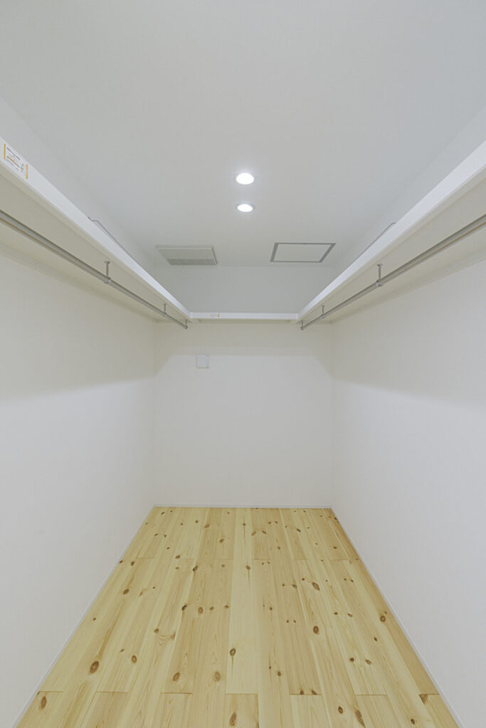 大胆な土間ダイニングとカフェ風キッチンのある注文住宅