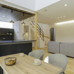 大胆な土間ダイニングとカフェ風キッチンのある注文住宅