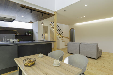 大胆な土間ダイニングとカフェ風キッチンのある注文住宅