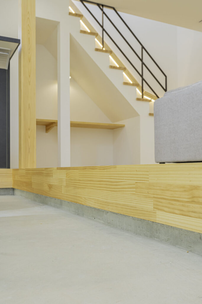 大胆な土間ダイニングとカフェ風キッチンのある注文住宅