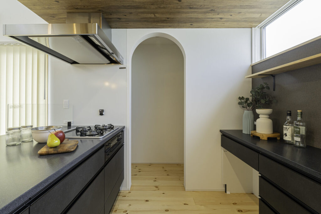 大胆な土間ダイニングとカフェ風キッチンのある注文住宅