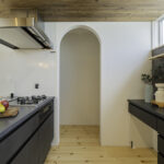 大胆な土間ダイニングとカフェ風キッチンのある注文住宅