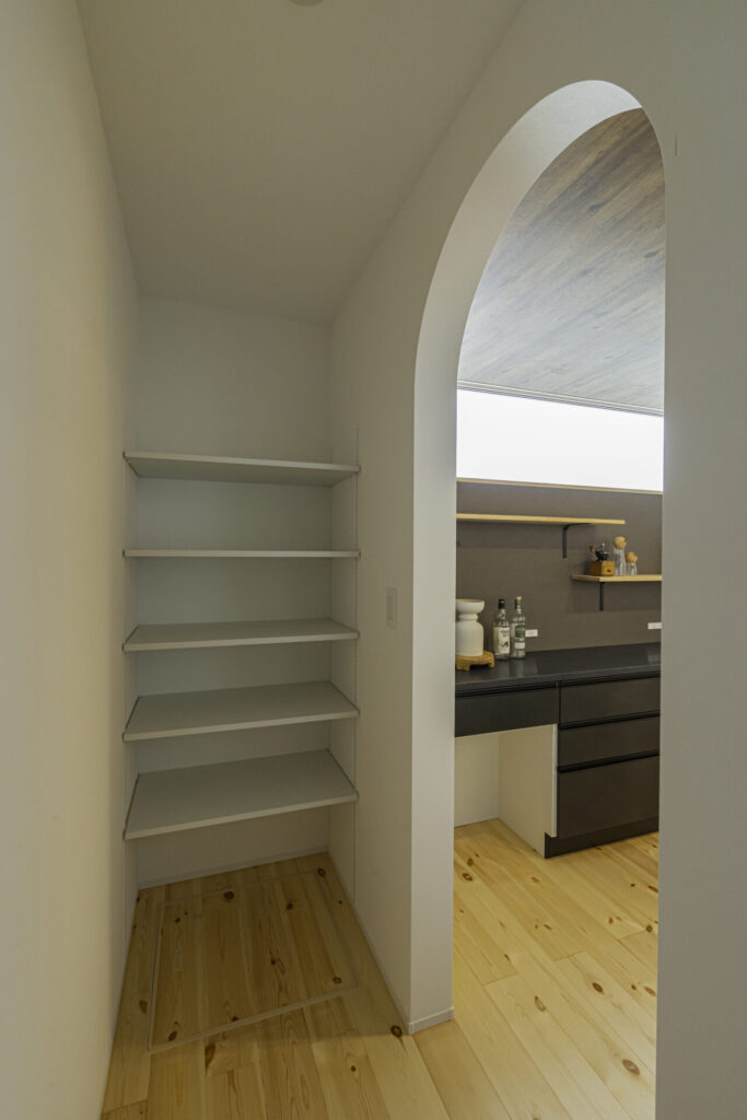 大胆な土間ダイニングとカフェ風キッチンのある注文住宅