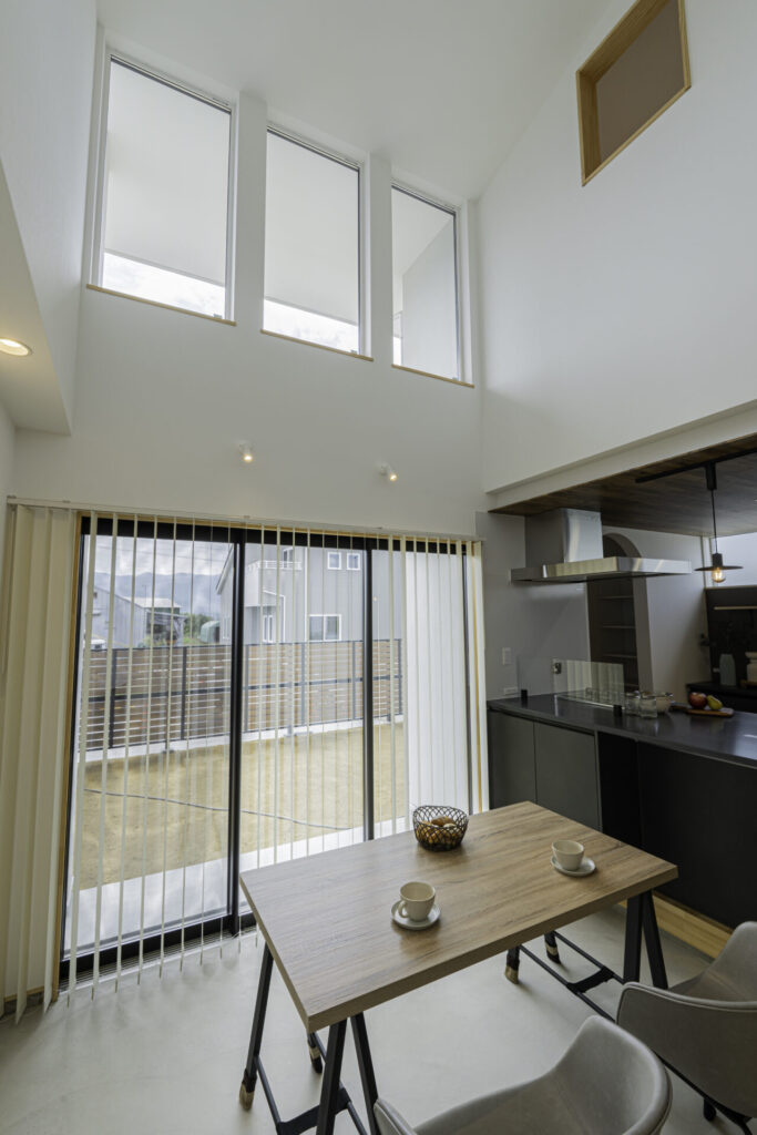 大胆な土間ダイニングとカフェ風キッチンのある注文住宅