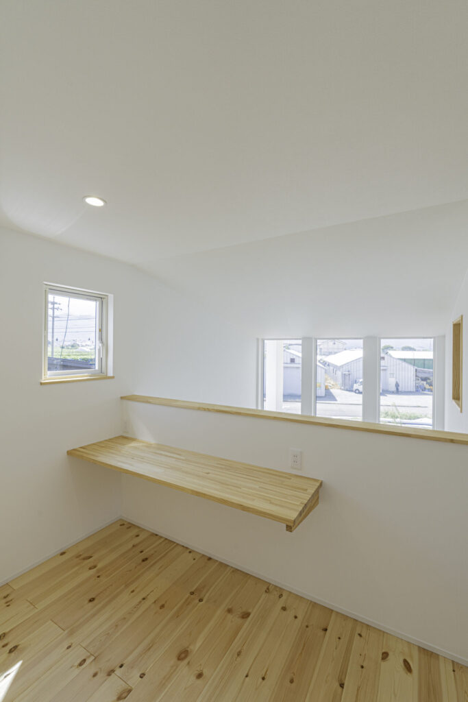 大胆な土間ダイニングとカフェ風キッチンのある注文住宅