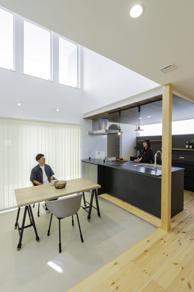 大胆な土間ダイニングとカフェ風キッチンのある注文住宅