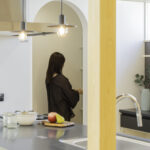 大胆な土間ダイニングとカフェ風キッチンのある注文住宅