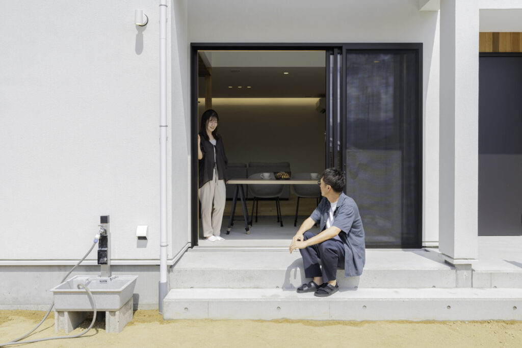 大胆な土間ダイニングとカフェ風キッチンのある注文住宅