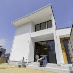 大胆な土間ダイニングとカフェ風キッチンのある注文住宅