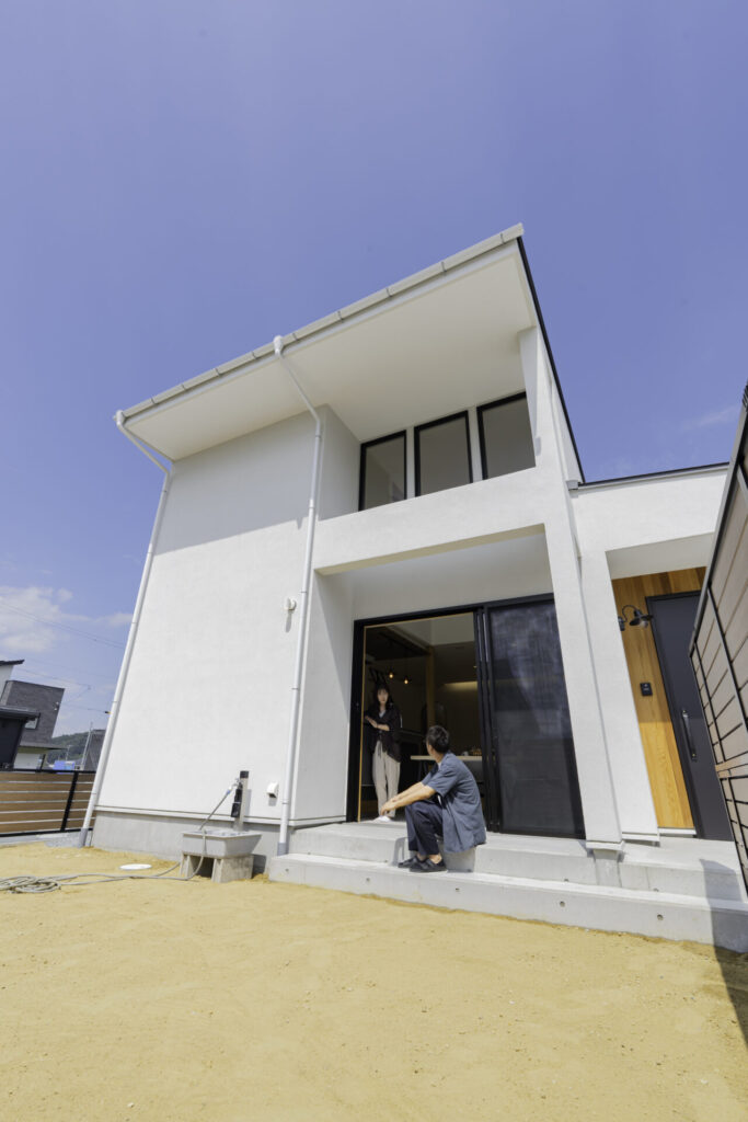 大胆な土間ダイニングとカフェ風キッチンのある注文住宅