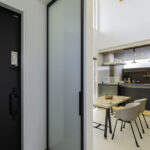 大胆な土間ダイニングとカフェ風キッチンのある注文住宅