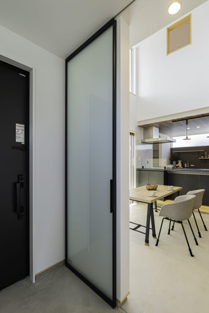 大胆な土間ダイニングとカフェ風キッチンのある注文住宅