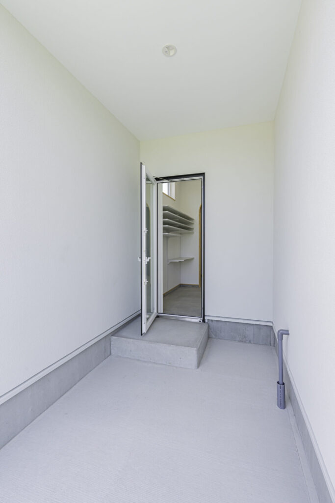 大胆な土間ダイニングとカフェ風キッチンのある注文住宅