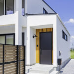 大胆な土間ダイニングとカフェ風キッチンのある注文住宅