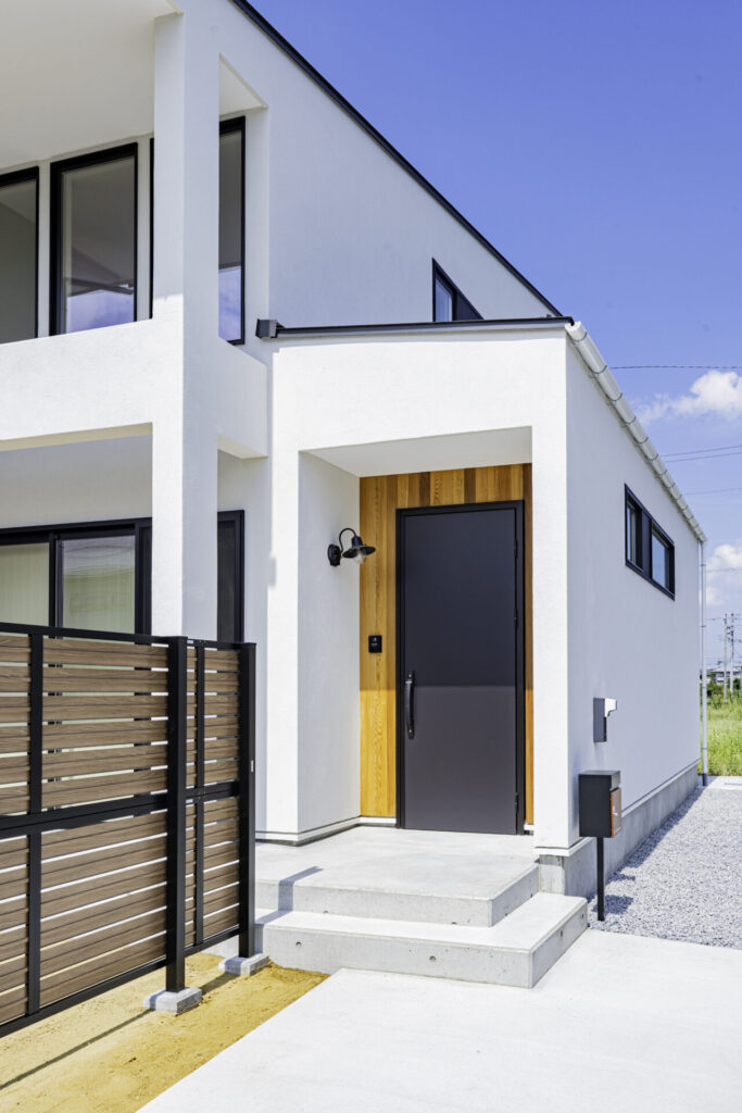 大胆な土間ダイニングとカフェ風キッチンのある注文住宅