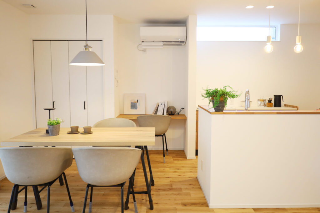 外観のかわいらしさと木のぬくもり。等身大で叶えた、私たちらしい理想の住まい。