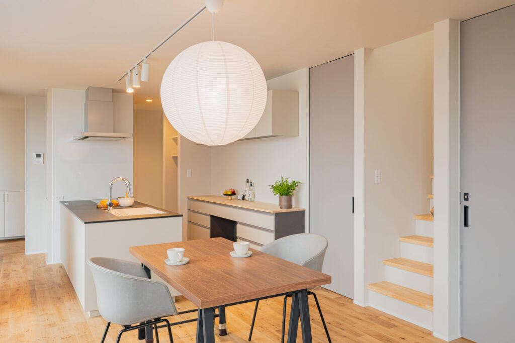 暮らしの変化に寄り添う半平屋の家｜家事ラク動線と和モダンが調和する住まい