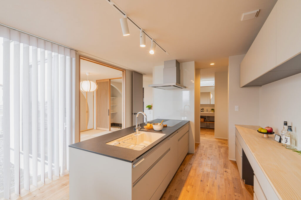 暮らしの変化に寄り添う半平屋の家｜家事ラク動線と和モダンが調和する住まい